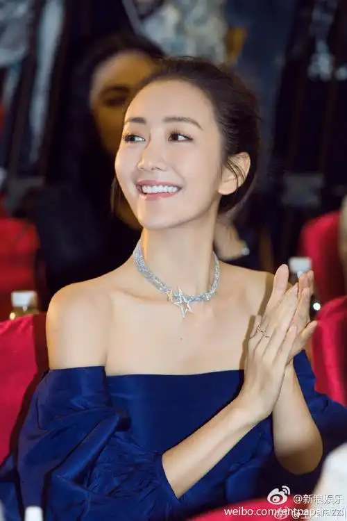 还不行吗】近日,王鸥上节目的几张截图流传网络,有网友称王鸥下巴凸起