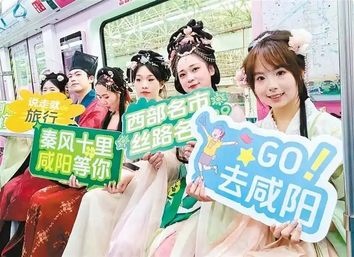 汉服演职人员盛邀市民和游客探寻咸阳之美   首席记者 李明 摄"这个