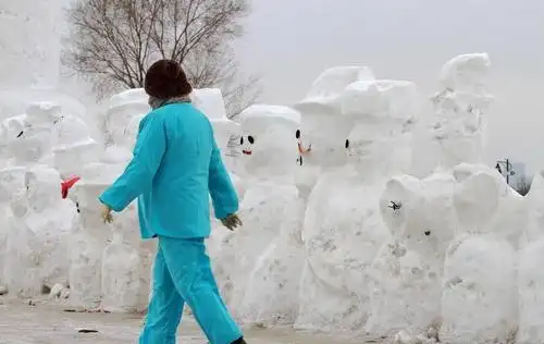 哈尔滨天气回暖 2018个雪人融化变模样