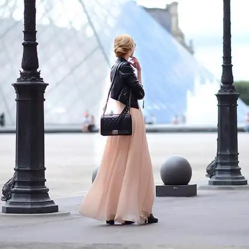 粉色雪纺长裙 黑色皮衣