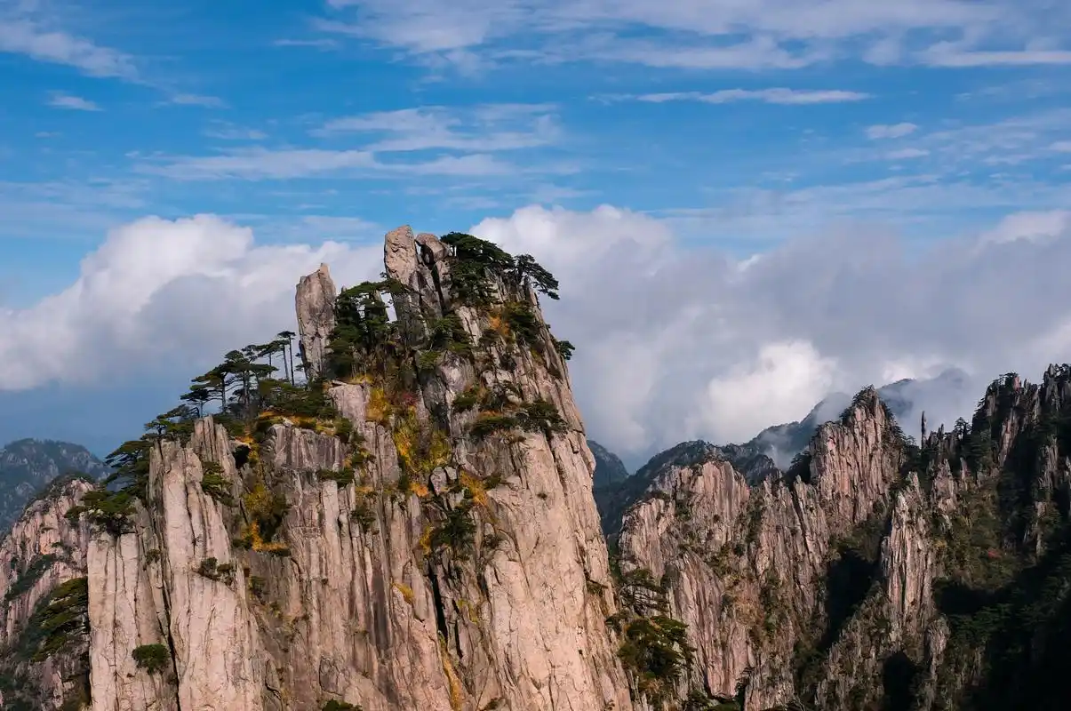 安徽黄山:云海,奇松,怪石,温泉,被誉为"天下第一奇山",一定要去感受