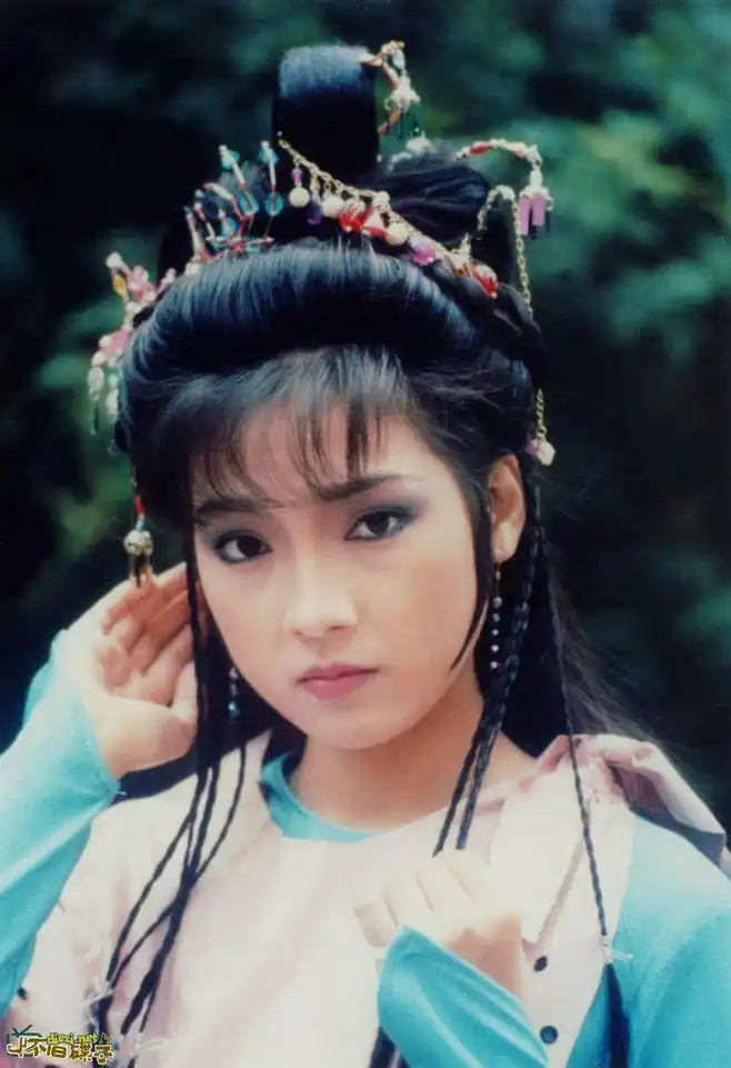 时装的周海媚更媚更艳,规避了一些牙齿的缺陷,更无愧于周大美人的称号