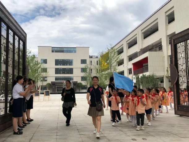 初体验——可爱的娃娃们畅游莲花学校-校园动态-安阳市北关区莲花学校