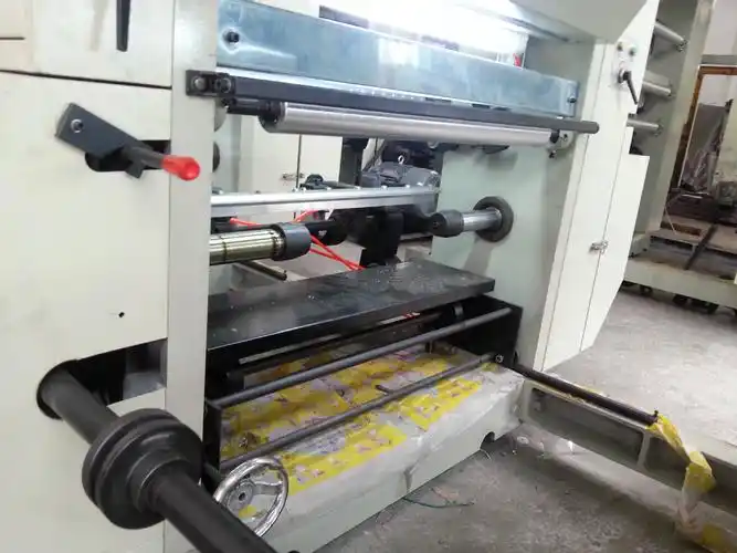 1,本机器适用于bopp,pet,pvc,pe,ny和纸张等,具有印刷性能的卷筒蹦い