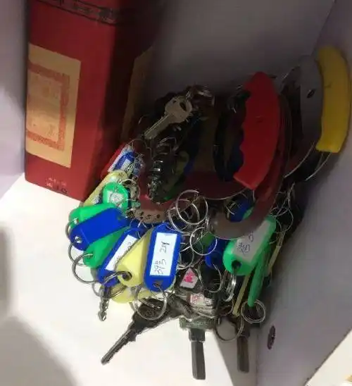 他们的财富你根本无法想象,因为他们家收租的钥匙串,是这样的