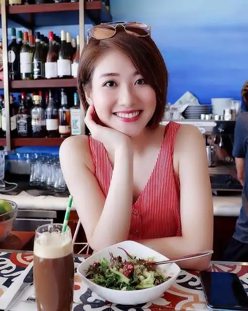 年轻花旦中邓佩仪真的很亮眼