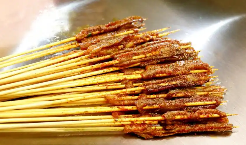 路边摊的铁板鸭肠10元能买三十多串,老板真的不会赔吗?