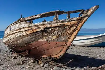 旧的废弃船海滩上废弃的旧木船,一艘旧沉船ab照片