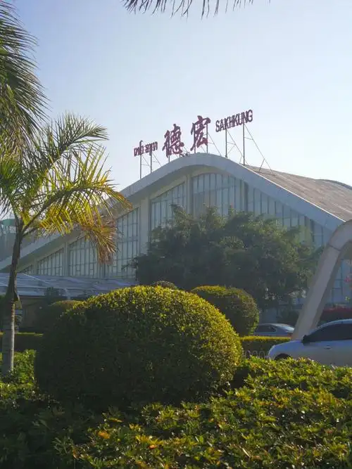 一下飞机就感受到了这边疆机场居然通么漂亮美观,出了机场感受到有别