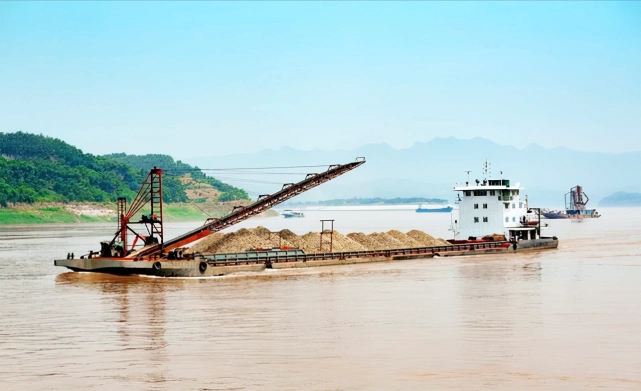 中国三峡淤沙禁止开采,为何非要在长江采砂?也不选择黄河开采?