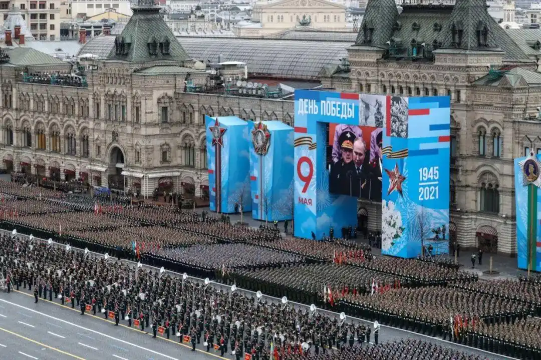俄罗斯盛大阅兵现场瞬间:普京帮老兵整理毛毯,女兵被踩掉靴子坚持走完