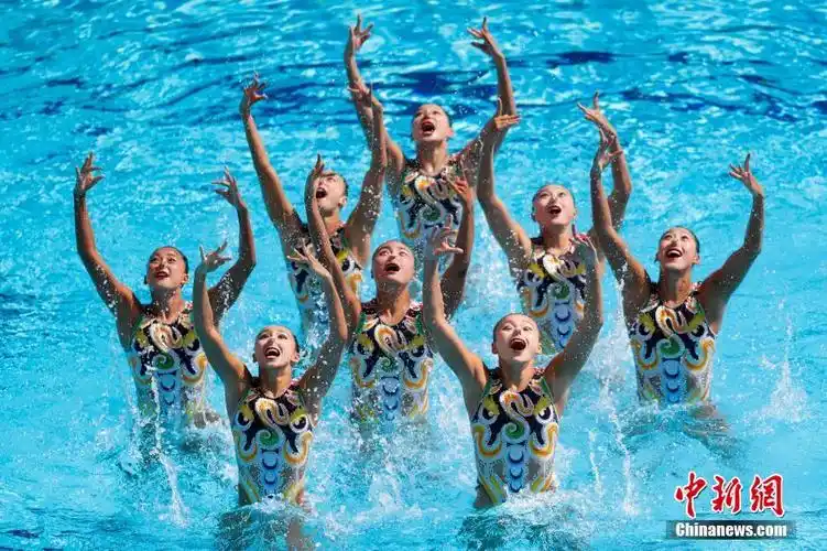 中国姑娘花样游泳集体项目摘银