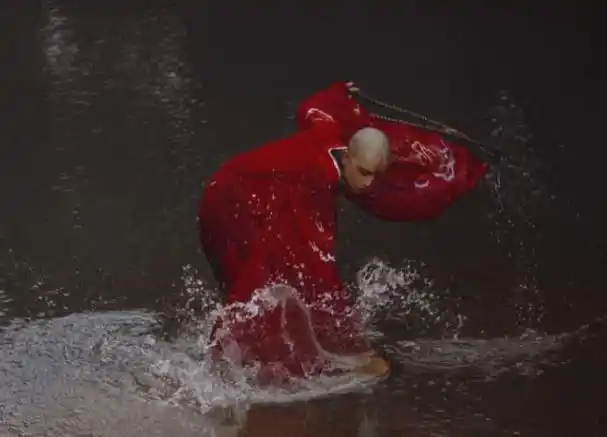 又名《情僧录》,意思是说有一个僧人,也就是所谓的出家人眷恋红尘,六