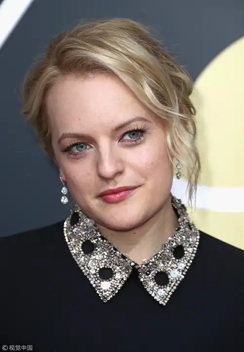 75届金球奖红毯 伊丽莎白·莫斯获电视最佳女主提名