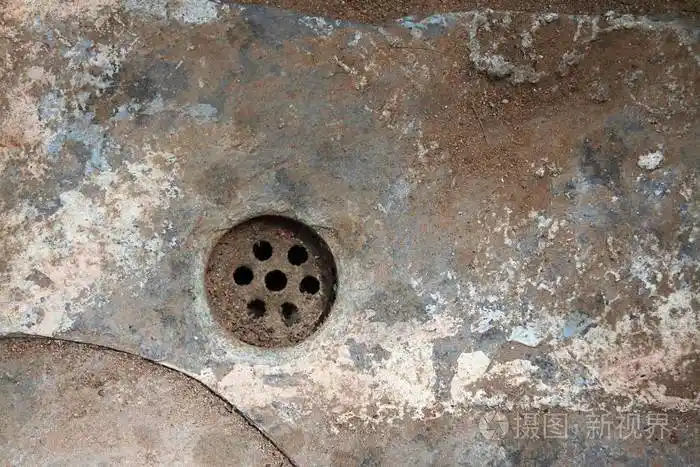 生锈的排水孔