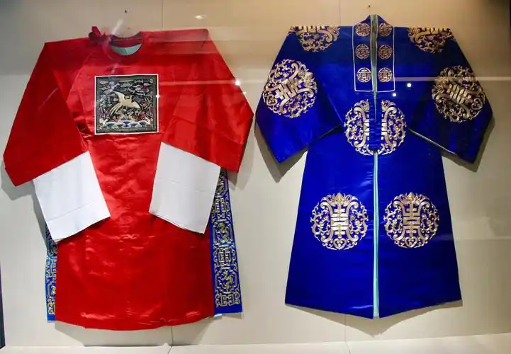 红缎官衣(蚕丝缎面,20世纪90年代)