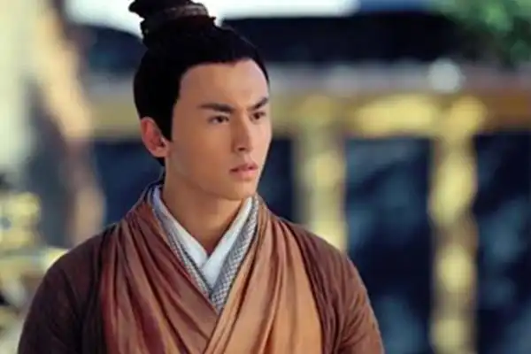 青年演员张哲瀚在剧中饰演郭靖黄蓉的女婿,丐帮帮主耶律齐.