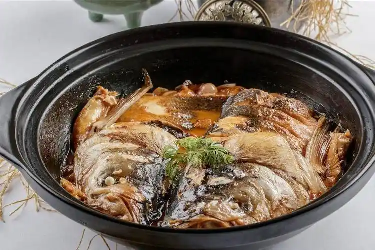 顺德的拆鱼羹选用鲜活草鱼,将鱼肉细细拆出,熬成一锅浓郁醇厚的羹汤