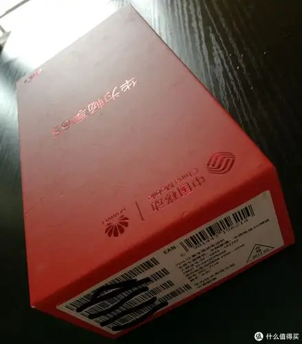 华为畅享6s采用红色外包装,千元机型用这么亮眼的盒子也是少见(遗憾的