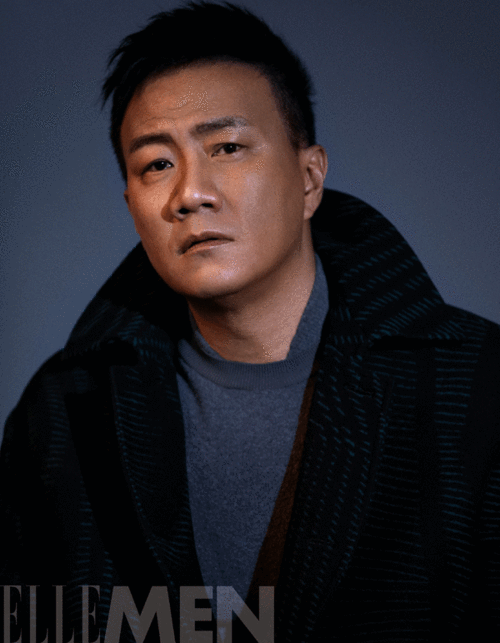 胡军登杂志年终封面简约造型气质沉稳