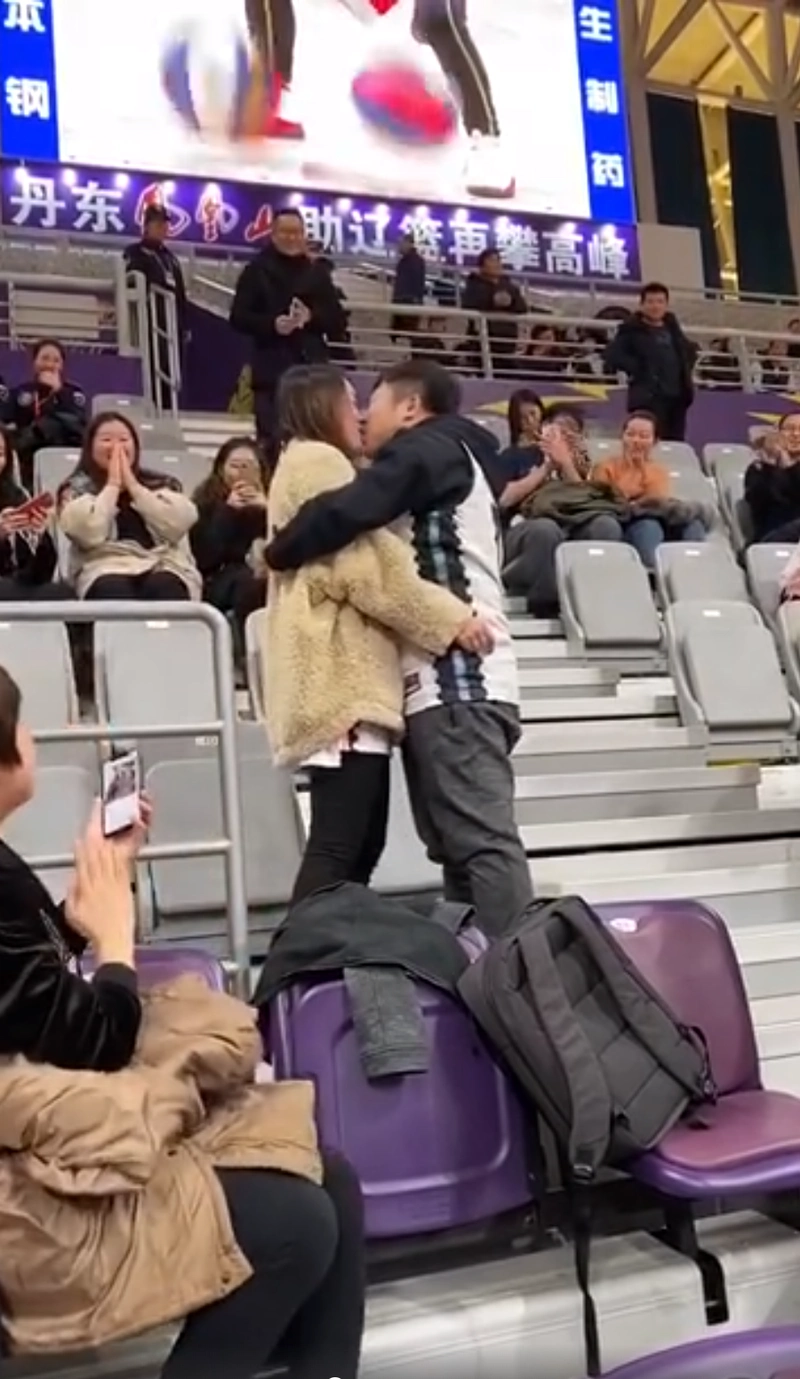 太甜!辽篮球迷现场求婚,12号杨鸣求婚13号郭艾伦,成功后男友擦汗