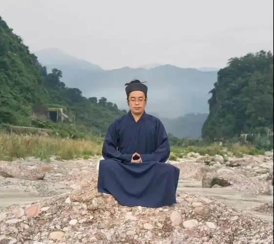 道士打坐.jpg