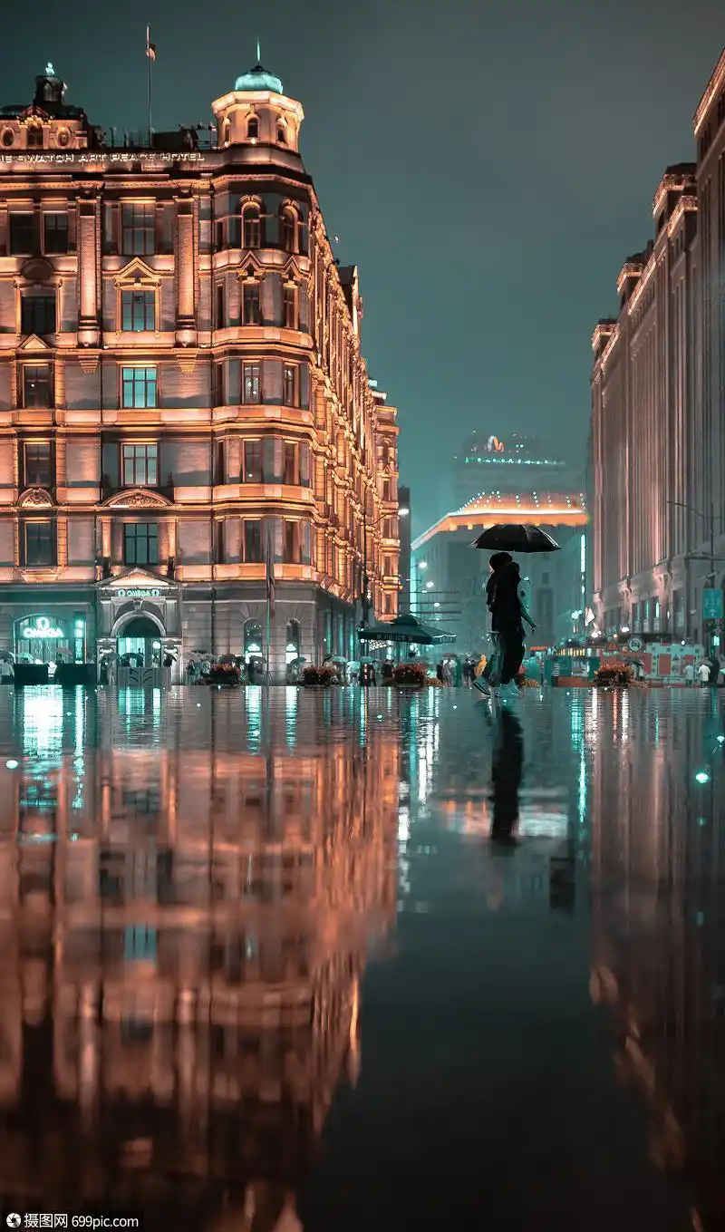 雨中深夜的上海外滩街头下雨雨夜