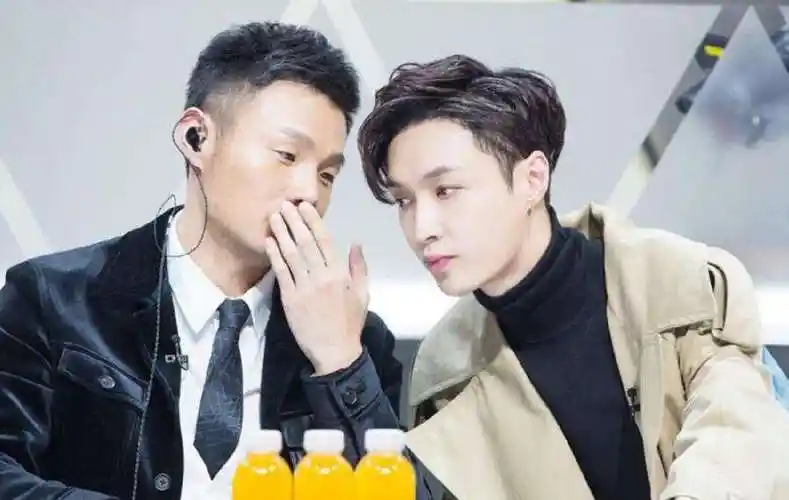 偶练百名练习生李荣浩只关注了蔡徐坤和他曾对两人赞不绝口