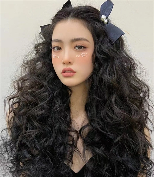 结头饰点缀的羊毛卷烫发,让复古黑色的蓬松细小羊毛卷更加有公主风
