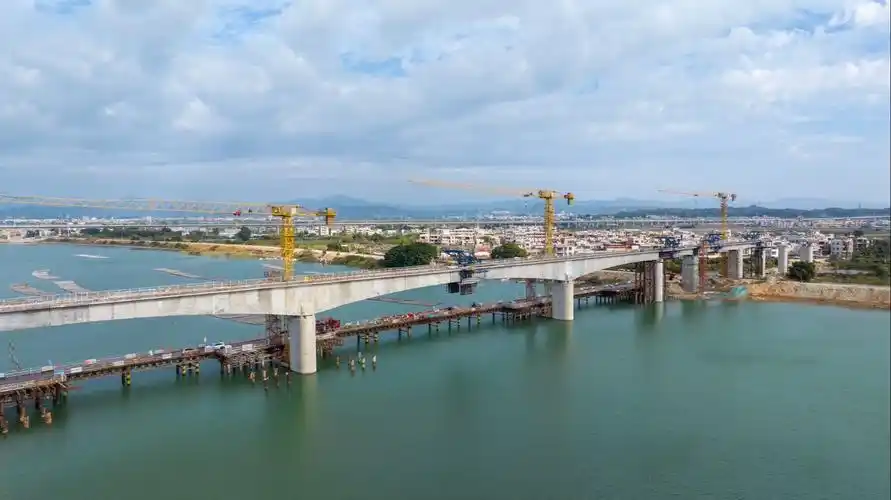 2023年12月23日揭惠铁路:跨龙江河域悬灌梁中跨顺利浇筑 - 抖音