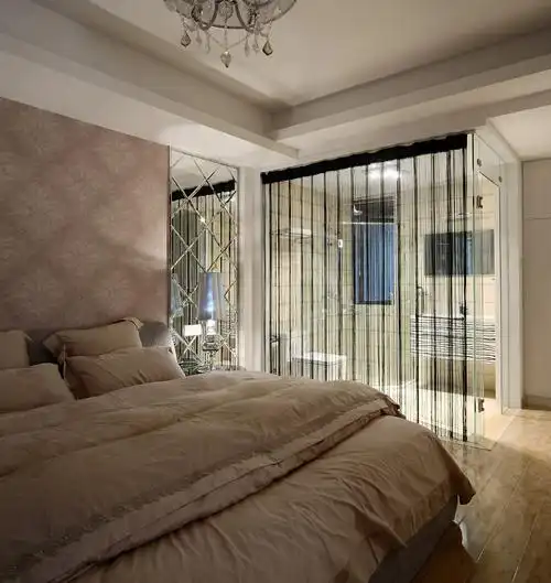 主卧同样是无主灯设计,天花吊顶设计中体现的暗藏灯带,让空间的光照都