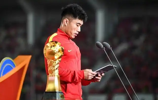 郑智的扶正,我们是该拍手叫好,还是感到心酸?这就是中国足球