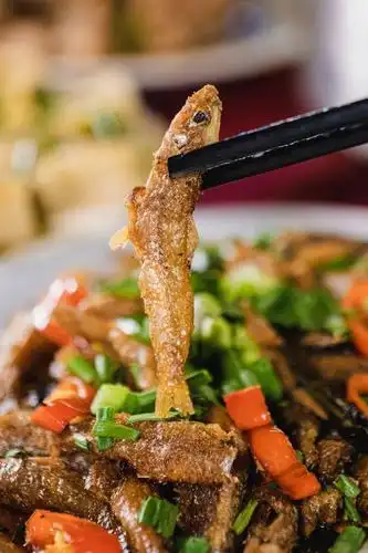 由国际五星级酒店的行政主厨助阵,百香果椒盐溪流山坑鱼,五柳菜鲜姜蒸