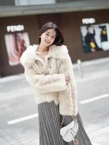 人群中的陈小纭太亮眼,蓝色皮草搭配牛仔裤,显气质更显"腿精"