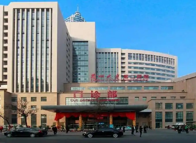 (图7 兰大二院外景)医院总体规划中"两区一带"中的"医疗区"和"生活区"