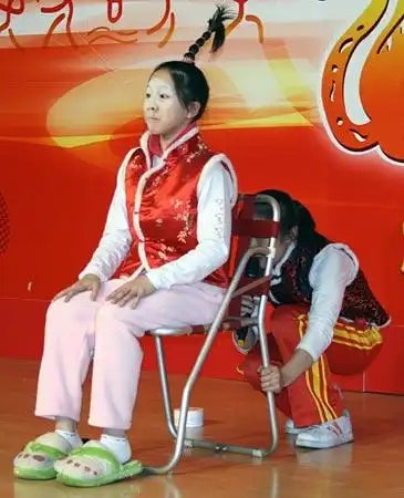 图文:体操队新年联欢会 何宁双簧风趣幽默