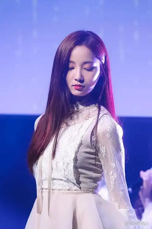 李多斌,英文名叫作:yeon woo,她是一位来自韩国女团的人气女歌手,更是