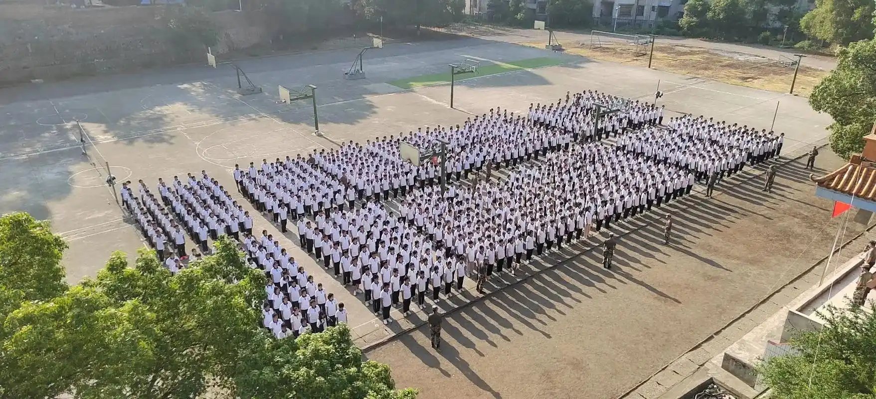 育贤中学#2022级高一新生军训#照片 - 抖音