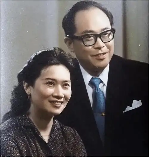 施鸿鄂已经病逝十几年了,遗孀朱逢博,她的痴爱让人泪目