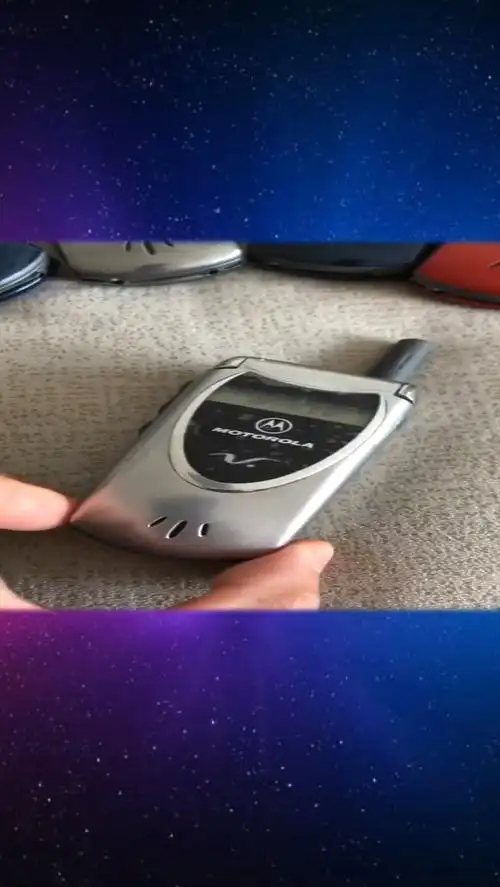 摩托罗拉v60,经典金属翻盖手机,多次出现在电影无间道中,印象深刻的就