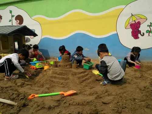 于是我们便抓住这一幼儿感兴趣的课题设计并组织了小班孩子玩沙这个