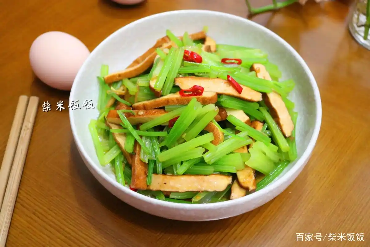 芹菜炒香干,直接炒就错了!少这一步,口感老硬,菜色也丑