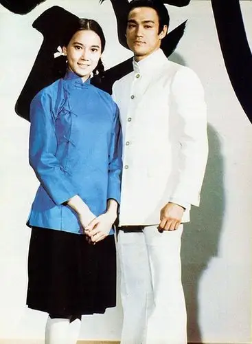 李小龙与美女搭档苗可秀在《精武门》拍摄现场.