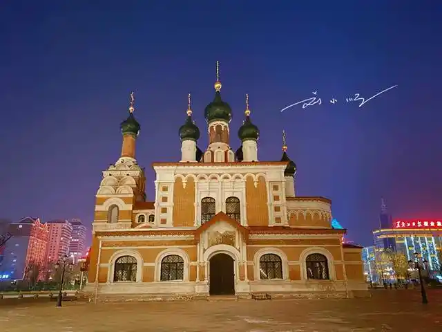 哈尔滨火车站前有一座老教堂游客都来打卡竟不知道这里是坟墓