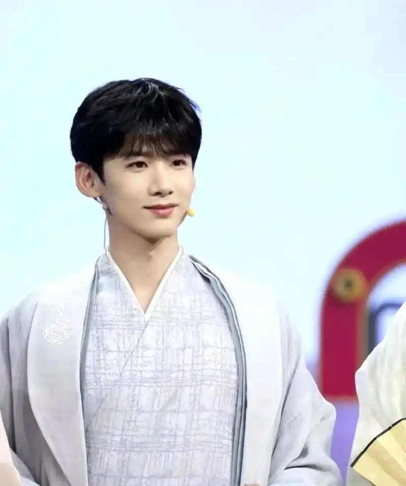 公主抱白敬亭,刘昊然主打一个配合.