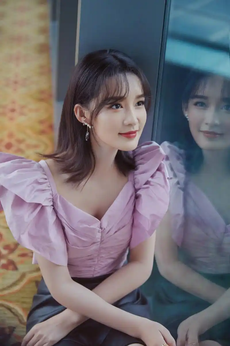 李沁活动造型,全新刘海短发,利落简洁中又不失女孩的俏丽气质