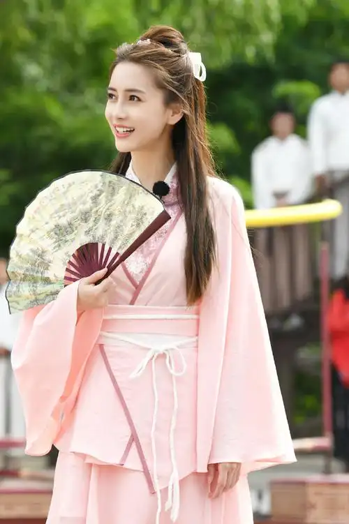 简介:angelababy《奔跑吧》古风粉裙剧照图片,分享一