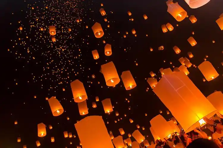 花灯风景中元节中秋节夜晚荷花灯许愿灯放天灯放河浪漫放孔明灯的情侣