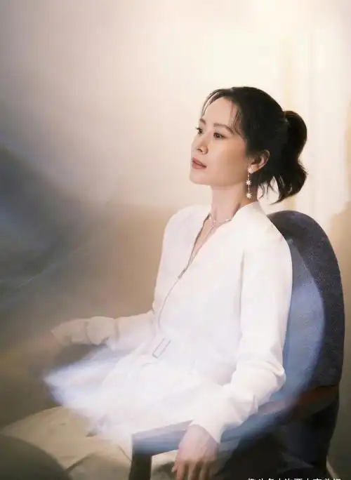 海清的长发造型真的很年轻,像小姑娘一样,穿得老气也不显年龄_发型