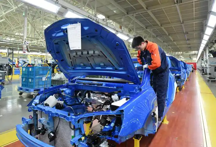 贵州吉利汽车总装车间工人正在装配汽车.